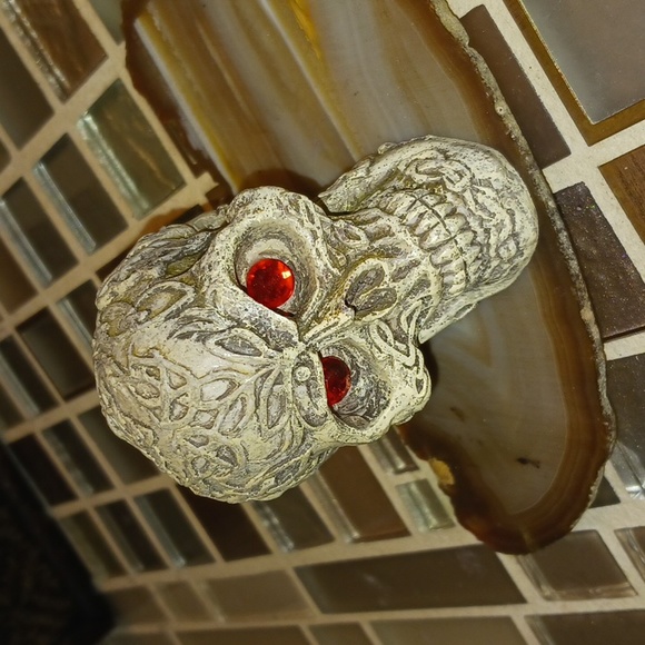 Resin Red Eye Skull-$5 add on - Picture 2 of 6